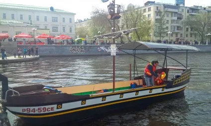 Водні прогулянки на міському ставку - скільки коштує покататися на човні або катері на Дамбі