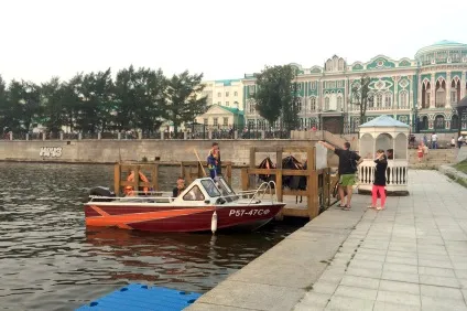 Водні прогулянки на міському ставку - скільки коштує покататися на човні або катері на Дамбі