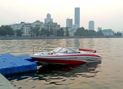 Водні прогулянки на міському ставку - скільки коштує покататися на човні або катері на Дамбі