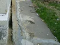 Закладення тріщин в отмостке (вимощення відійшла цоколя) Закладення тріщин в отмостке