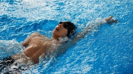 Закладає вухо під час тренування при занятті спортом