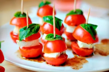 Закуски з помідорів чері (черрі з моцарелою) Закуски з помідорів чері