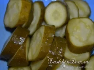 Печеня з солоними огірками