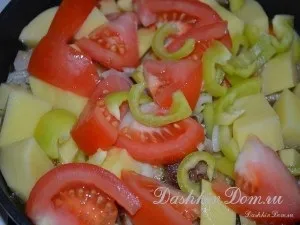 Печеня з солоними огірками