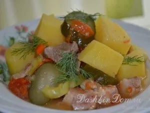 Печеня з солоними огірками