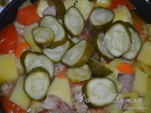 Печеня з солоними огірками