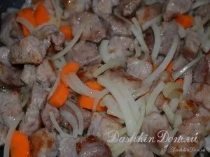 Печеня з солоними огірками