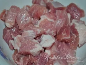 Печеня з солоними огірками