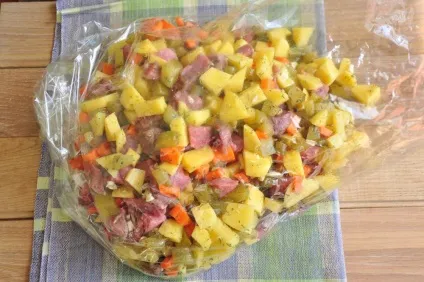 Печеня з яловичиною і солоними огірками - покроковий рецепт з фото