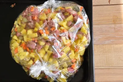 Печеня з яловичиною і солоними огірками - покроковий рецепт з фото