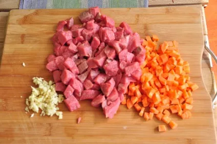 Печеня з яловичиною і солоними огірками - покроковий рецепт з фото