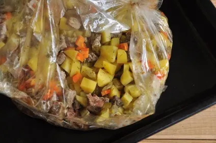 Печеня з яловичиною і солоними огірками - покроковий рецепт з фото