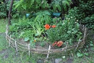 10 Рад, як розбити клумбу поруч з будинком (поруч) 10 Рад, як розбити клумбу поруч з будинком