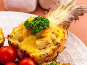 Ананаси, фаршировані курячим філе, запечені під сиром (ананаси) Ананаси, фаршировані курячим філе, запечені під сиром