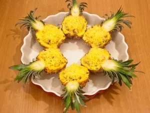 Ананаси, фаршировані курячим філе, запечені під сиром (філе) Ананаси, фаршировані курячим філе, запечені під сиром
