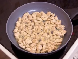 Ананаси, фаршировані курячим філе, запечені під сиром (сиром) Ананаси, фаршировані курячим філе, запечені під сиром