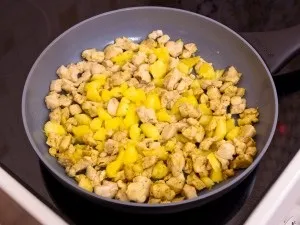 Ананаси, фаршировані курячим філе, запечені під сиром (запечені) Ананаси, фаршировані курячим філе, запечені під сиром