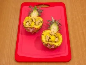 Ананаси, фаршировані курячим філе, запечені під сиром (фаршировані) Ананаси, фаршировані курячим філе, запечені під сиром