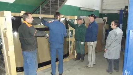 Процес заміни лобового скла на автобусі (приколи) Процес заміни лобового скла на автобусі