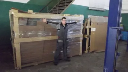 Процес заміни лобового скла на автобусі (фішки) Процес заміни лобового скла на автобусі