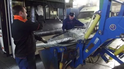Процес заміни лобового скла на автобусі (гумор) Процес заміни лобового скла на автобусі