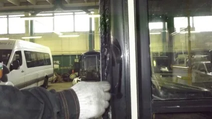 Процес заміни лобового скла на автобусі (приколи) Процес заміни лобового скла на автобусі
