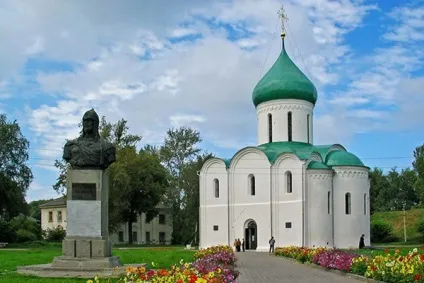 Що подивитися в Переславлі-Плещеево озеро, синь-камінь, монастирі і святині, музей (Плещеево) Що подивитися в Переславлі-Плещеево озеро, синь-камінь, монастирі і святині, музей
