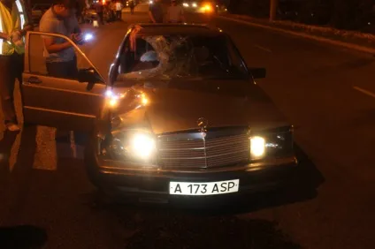 Дівчину від удару мерседеса розірвало на частини (мерседеса) Дівчину від удару мерседеса розірвало на частини