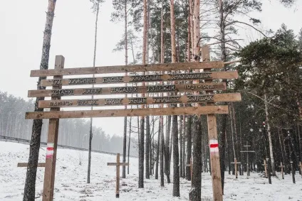 Екскурсовод «коли починався процес розкладання, могила просідає - так по всіх Куропата з'явилися