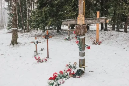 Екскурсовод «коли починався процес розкладання, могила просідає - так по всіх Куропата з'явилися