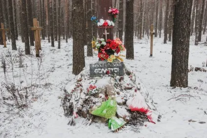 Екскурсовод «коли починався процес розкладання, могила просідає - так по всіх Куропата з'явилися