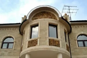 Фото прикладів оформлення котеджів за допомогою пісковика