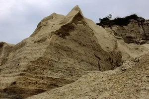 Фото прикладів оформлення котеджів за допомогою пісковика
