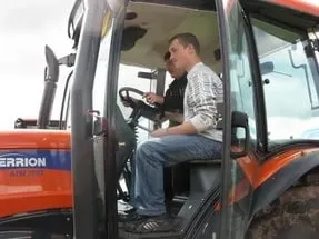 Яка категорія потрібна на трактор