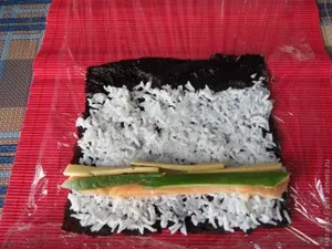 Роли з сьомгою огірком і сиром (роли з сьомгою) Роли з сьомгою огірком і сиром