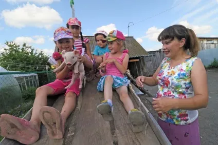Як подаровані президентом поросята змінили життя багатодітної сім'ї - українська газета (свиноферми районі розорилися) Як подаровані президентом поросята змінили життя багатодітної сім'ї - українська газета