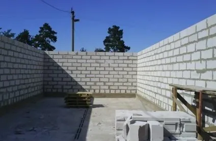 Як побудувати недорогий будинок з піноблоків (Пінобетон дуже легкий) Як побудувати недорогий будинок з піноблоків