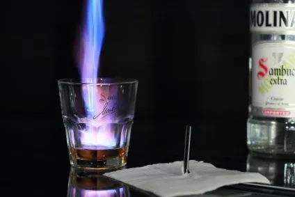 Як правильно запалювати самбуку - science of drink