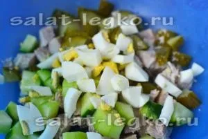 Салат з куркою, свіжим і маринованими огірками, рецепт (курка) Салат з куркою, свіжим і маринованими огірками, рецепт