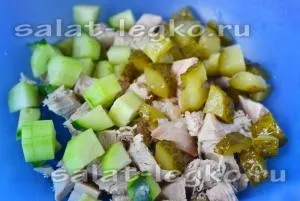Салат з куркою, свіжим і маринованими огірками, рецепт (салат) Салат з куркою, свіжим і маринованими огірками, рецепт