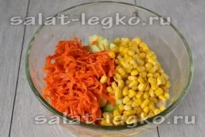 Салат з куркою, кукурудзою і морквою по-корейськи