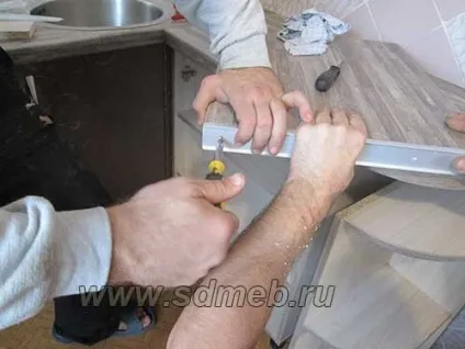 Як зістикувати стільниці під прямим кутом, зробимо меблі самі