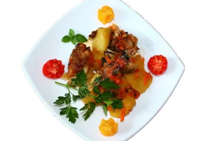 Картопля тушкований з грибами і куркою (рецепт) Картопля тушкований з грибами і куркою