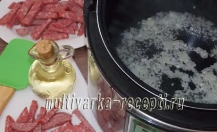 Картопля з ковбасою в мультиварці