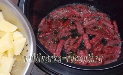 Картопля з ковбасою в мультиварці