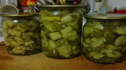 Консервовані огірки шматочками
