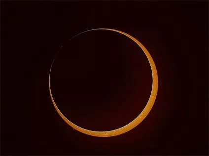 кільцеподібне затемнення