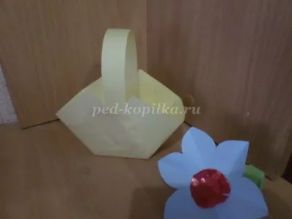 Кошик з квітами з кольорового паперу (паперу) Кошик з квітами з кольорового паперу
