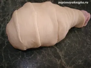 Куряча гомілка в листковому тісті (курячі стегенця + в листковому тісті) Куряча гомілка в листковому тісті