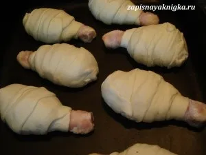 Куряча гомілка в листковому тісті (куряча) Куряча гомілка в листковому тісті